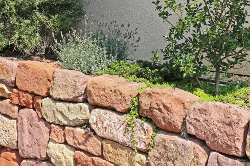 Eine niedrige Mauer aus Sandstein